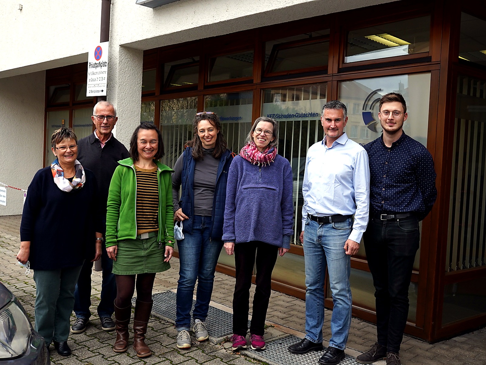 Das Team des Ingenieurbüro Mehl vor dem Büro in Tübingen